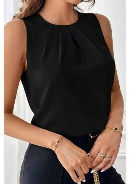 Bisiklet Yaka Pile Detaylı Kolsuz Atlas Bluz - Siyah fiyatları