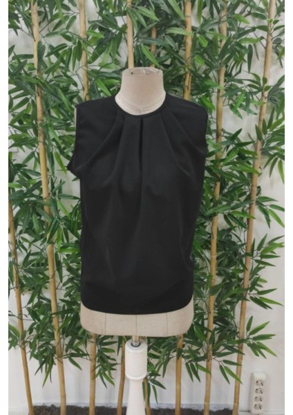 Bisiklet Yaka Pile Detaylı Kolsuz Atlas Bluz - Siyah fırsatları