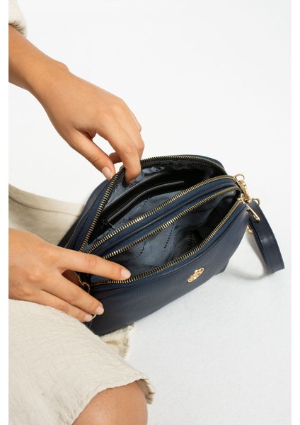 Kadın Çapraz Askılı 3 Gözlü Çift Metal Fermuarlı Gold Aksesuarlı Şık Omuz Çantası fırsatları