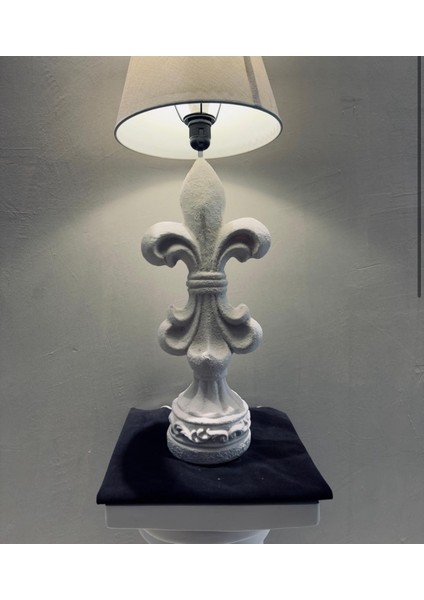 Fleur-De-Lis Klasik Masa Lambası – 65X25 cm Asil ve Gösterişli Dekoratif