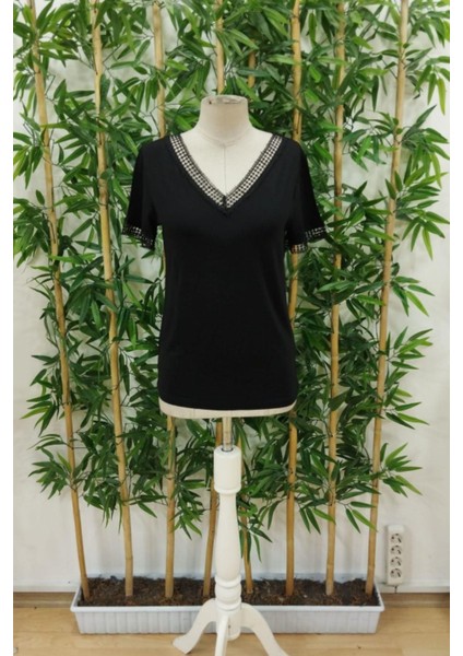 V Yaka Dantel Detaylı Viskon Bluz Siyah fırsatları