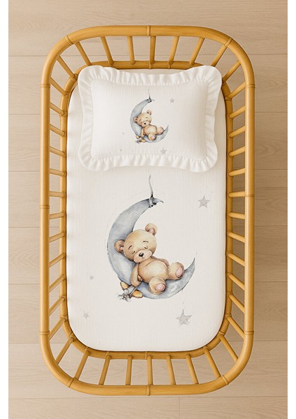 Ayda Uyuyan Ayıcık Bebek Nevresim Takımı – 70×120 – %100 Akfil – Içi Dolgulu Fırfırlı