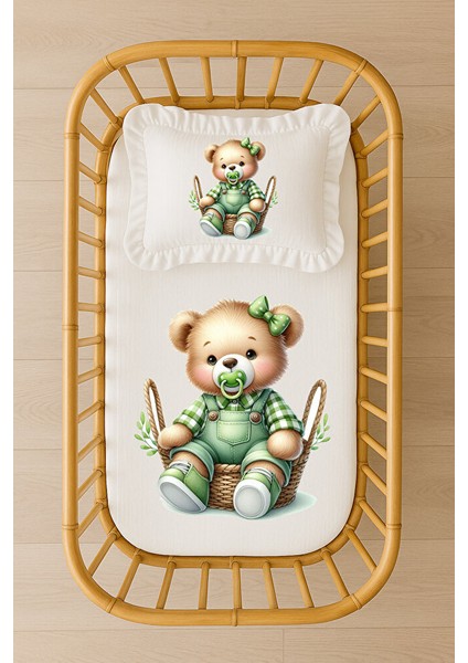 Yeşil Tulumlu Emzikli Ayıcık Bebek Nevresim Takımı Içi Dolgulu Fırfırlı Yastık – Kişiye Özel