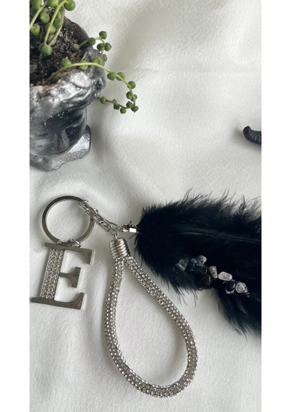Tasarım Kristal Taşlı Metal Harfli Anahtarlık Doğal Taş Enerji Detaylı, Mistik Koruma Siyah Tüy ve Doğal Taşlı Özel Tasarım Anahtarlık – Kristal Işlemeli E Harfi ile Mistik Enerji Sembolü