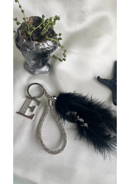 Tasarım Kristal Taşlı Metal Harfli Anahtarlık Doğal Taş Enerji Detaylı, Mistik Koruma Siyah Tüy ve Doğal Taşlı Özel Tasarım Anahtarlık – Kristal Işlemeli E Harfi ile Mistik Enerji Sembolü fiyatları