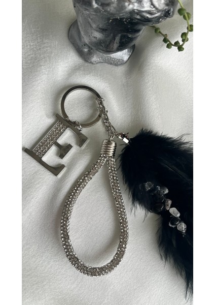 Tasarım Kristal Taşlı Metal Harfli Anahtarlık Doğal Taş Enerji Detaylı, Mistik Koruma Siyah Tüy ve Doğal Taşlı Özel Tasarım Anahtarlık – Kristal Işlemeli E Harfi ile Mistik Enerji Sembolü modelleri