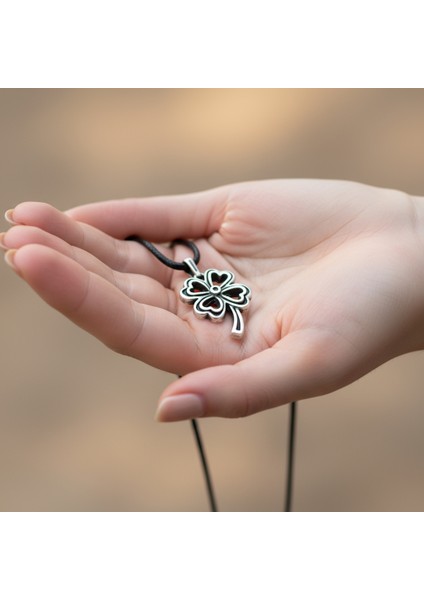 Şanslı Dört Yapraklı Yonca Gümüş Kaplama Deri İp Kolye indirimleri