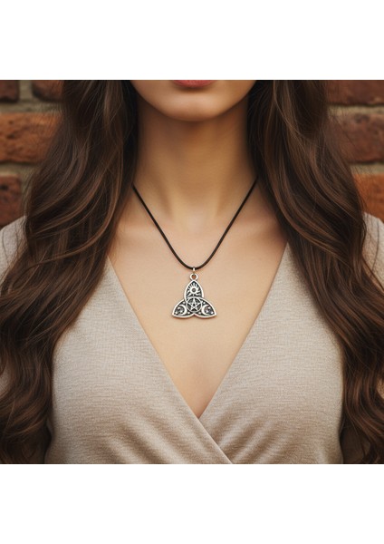 Dişi Tanrıçalar Sembolü - Triquetra Gümüş Kaplama Deri Ip Kolye fiyatları