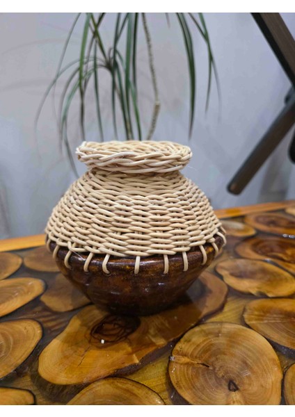 El Yapımı Seramik & Rattan Örgü Dekoratif Kap – Doğal Bohem Vazo / Küçük Obje Saklama Kabı
