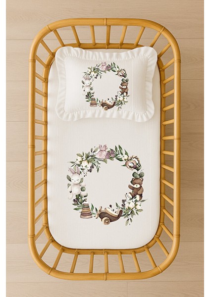 Isimli Bebek Nevresim Takımı Orman Hayvanları ve Çiçek Çelengi Tasarım Içi Dolgulu Fırfırlı Yastıklı