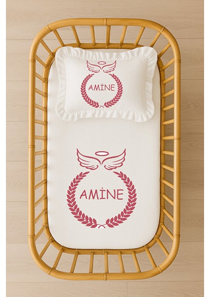 Isimli Bebek Nevresim Takımı – Kanat ve Melek Halo Tasarım Içi Dolgulu Fırfırlı Yastıklı Set