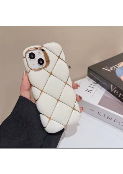 Apple Iphone 15 Yumuşak Silikon Kılıf Darbeye Dayanıklı Kapak Altın Çizgili Baklava .