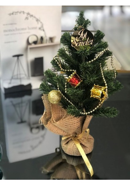 Yeşil Mini Çam Ağacı Süsü ve Iyi Seneler Yazısı, Masa Üstü Dekoratif Küçük Ağaç