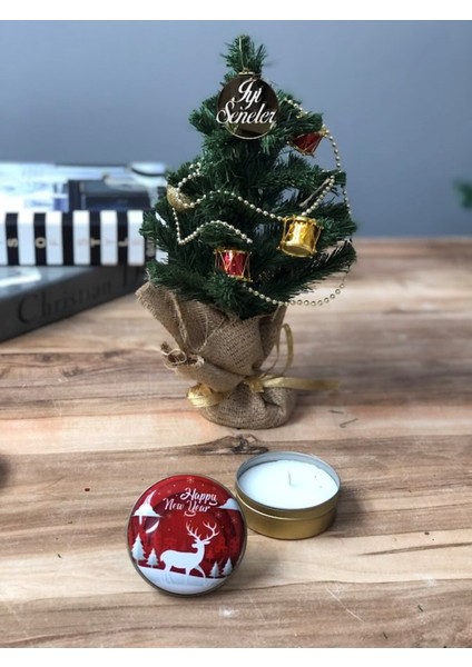 Yeşil Mini Çam Ağacı Süsü, Iyi Seneler Yazısı ve Metal Kutuda Mum ile Tamamlanmış.