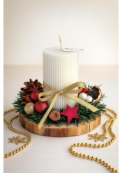 Yılbaşı Dekoratif Sütun Mum – Ahşap Altlık Üzerinde El Yapımı Düzenleme