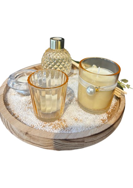 Pembe ve Gold Dekoratif Cam Mum ve Oda Kokusu Seti – Ahşap Tepsili Şık Ev Dekor Seti
