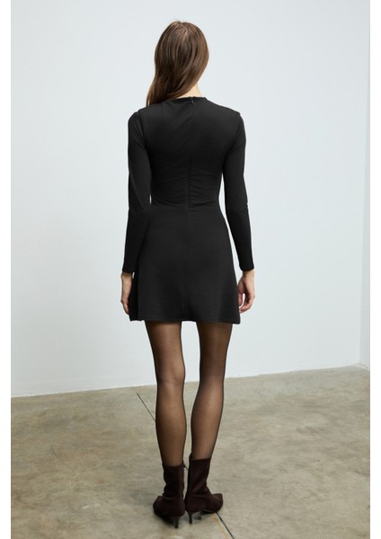 VELIRA Kadın Omuz Ve Bel Kısmında Pile Detaylı Sıfır Yaka Fermuarlı Uzun Kollu Mini Siyah Elbise