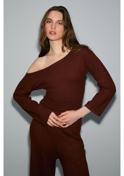 NIVEAS Kadın Yumuşak Ve Esnek Kumaşlı Kayık Yakalı Yanı Büzgülü Koyu Kahverengi Sweatshirt