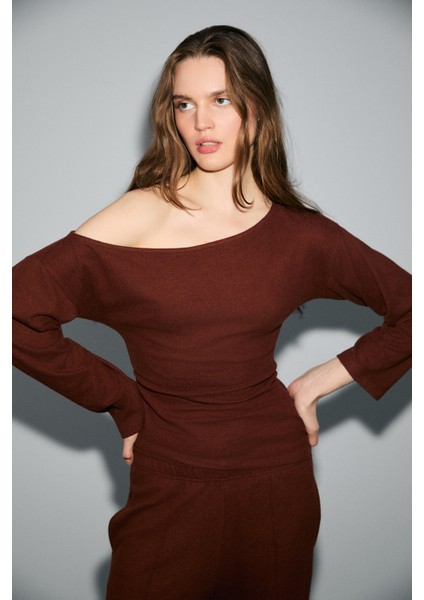 NIVEAS Kadın Yumuşak Ve Esnek Kumaşlı Kayık Yakalı Yanı Büzgülü Koyu Kahverengi Sweatshirt fiyatları