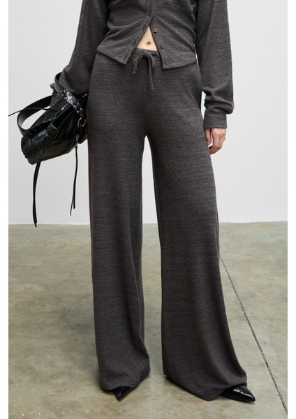 CAISES Kadın Yumuşak Ve Esnek Kumaşlı Geniş Paçalı Koyu Gri Eşofman Altı modelleri