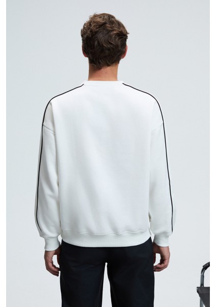 LEIF Erkek Kolları Biyeli Önü Baskılı Yuvarlak Yaka Oversize Ekru Sweatshirt fırsatları