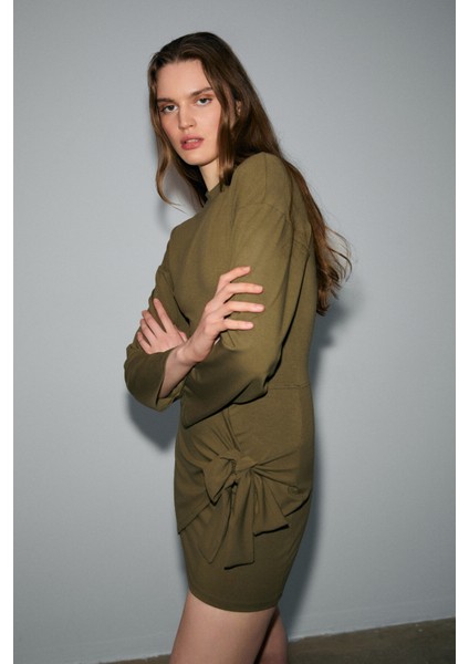 SEVLEY Kadın Yumuşak Ve Esnek Kumaşlı Yuvarlak Yakalı Bağlama Detaylı Mini Haki Elbise fırsatları