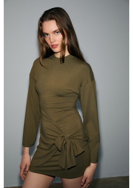 SEVLEY Kadın Yumuşak Ve Esnek Kumaşlı Yuvarlak Yakalı Bağlama Detaylı Mini Haki Elbise