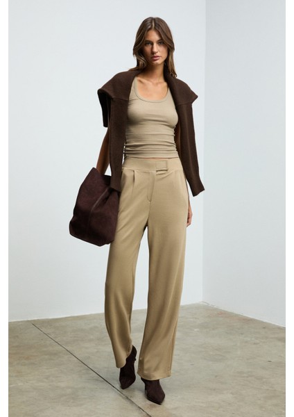 Lıllesol Kadın Fitilli Görünümlü Slim Fit Vücuda Oturan Havuz Yakalı Pamuklu Basic Vizon Atlet fırsatları