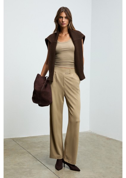 Lıllesol Kadın Fitilli Görünümlü Slim Fit Vücuda Oturan Havuz Yakalı Pamuklu Basic Vizon Atlet indirimleri