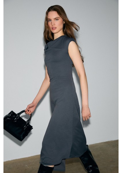 SOLIENNE Kadın Degaje Yakalı Düşük Omuz Kısa Kol Beli Oturan Asimetrik Etek Detaylı Gri Elbise