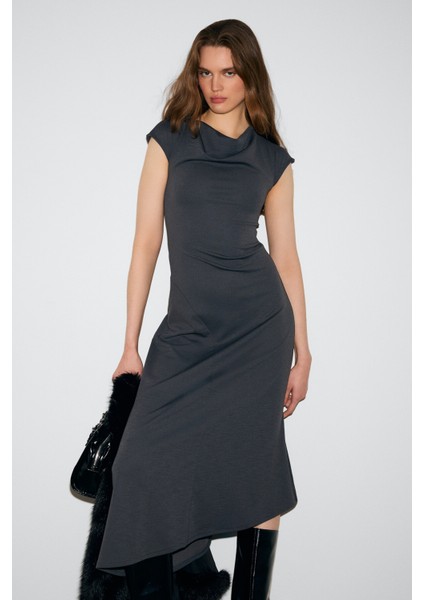 SOLIENNE Kadın Degaje Yakalı Düşük Omuz Kısa Kol Beli Oturan Asimetrik Etek Detaylı Gri Elbise fırsatları