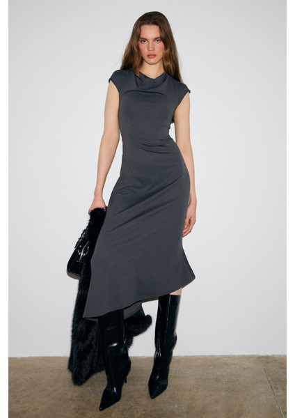 SOLIENNE Kadın Degaje Yakalı Düşük Omuz Kısa Kol Beli Oturan Asimetrik Etek Detaylı Gri Elbise indirimleri