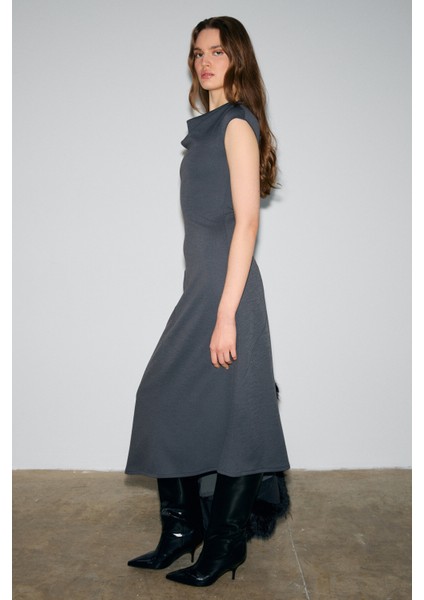 SOLIENNE Kadın Degaje Yakalı Düşük Omuz Kısa Kol Beli Oturan Asimetrik Etek Detaylı Gri Elbise