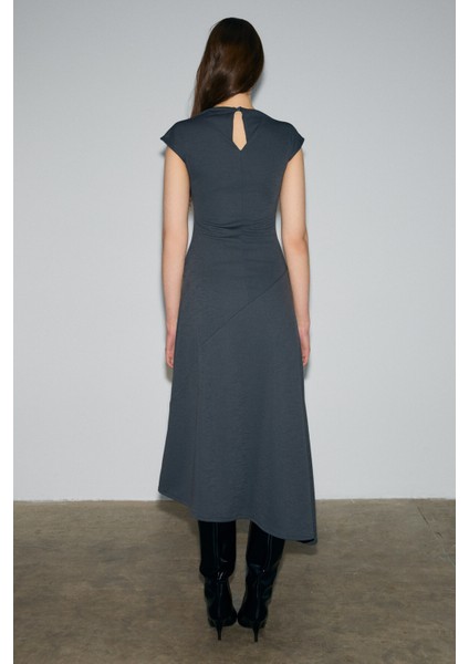 SOLIENNE Kadın Degaje Yakalı Düşük Omuz Kısa Kol Beli Oturan Asimetrik Etek Detaylı Gri Elbise