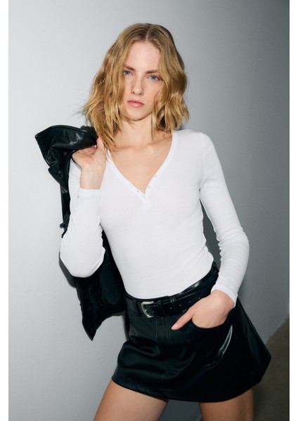 KALANI Kadın Uzun Kollu V Yaka Patlı Düğmeli Beyaz Bluz