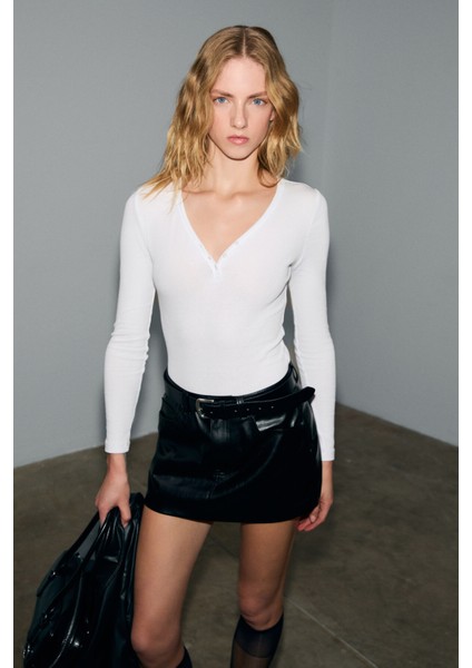 KALANI Kadın Uzun Kollu V Yaka Patlı Düğmeli Beyaz Bluz fiyatları