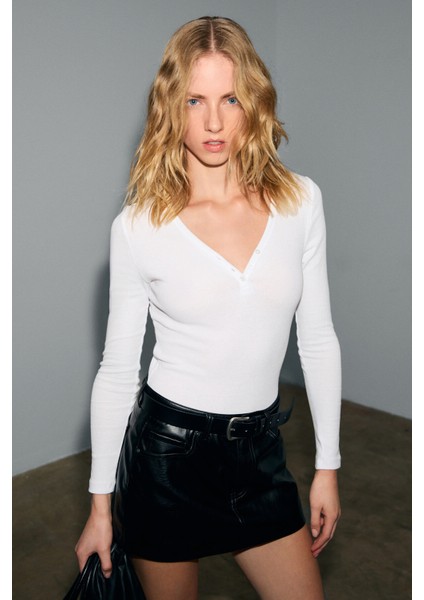 KALANI Kadın Uzun Kollu V Yaka Patlı Düğmeli Beyaz Bluz modelleri