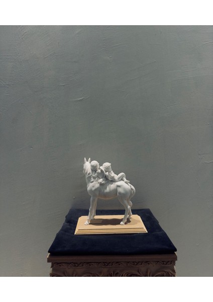 At Sırtında Melekler Heykeli – 30X15 cm Sanatsal Ev ve Ofis Aksesuarı