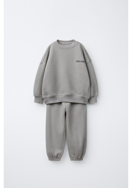 Unisex Çocuk Pamuklu Gri Minimal Baskılı Eşofman Takımı – Rahat Kesim