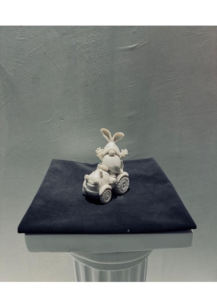 Traktör Süren Cüce Tavşan Figürü – 16X12X8 cm Esprili ve Masalsı Dekoratif Obje