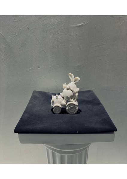 Traktör Süren Cüce Tavşan Figürü – 16X12X8 cm Esprili ve Masalsı Dekoratif Obje fiyatları