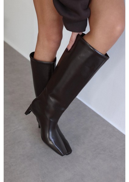 Çizme 2527 - Dikiş Detaylı Küt Burun Acı Kahve Kadın Çizme fiyatları