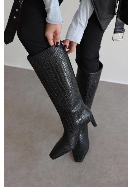 Çizme 2527 - Dikiş Detaylı Küt Burun Siyah Croc Kadın Çizme fiyatları