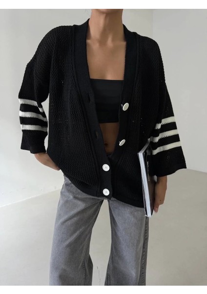 Büyük Düğmeli Salaş Triko Hırka Siyahbeyaz