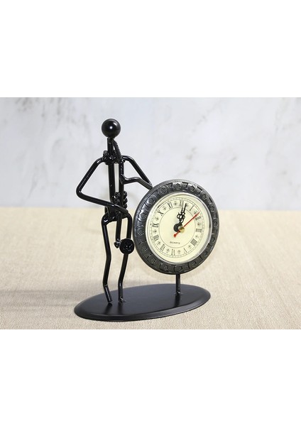 Metal Saatli Saksafon Çalan Müzisyen