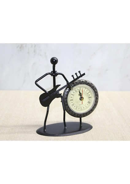 Metal Saatli Gitar Çalan Müzisyen