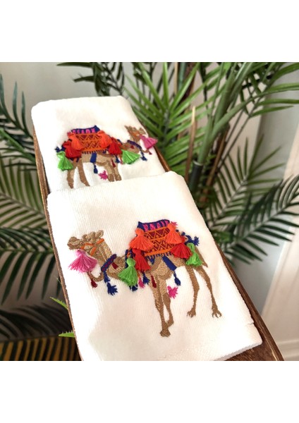 2’li Püsküllü Deve Işlemeli El Havlusu – Animal Serisi