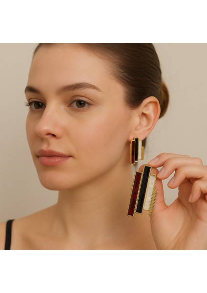 Geometrik Çubuk Formunda, Gold Çerçeveli Taşlı Kadın Küpe Siyah ve Kırmızı Sedef Detaylı, Modern Zarif Tasarım, Işıltılı Günlük ve Özel Gün Kullanımına Uygun Muhteşem Aksesuar