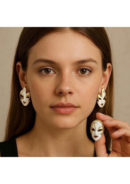 Maskeli Yüz Tasarım Küpe – Sanatsal Detaylı, Gold Renk Özel Model, Şık & Sıradışı Kadın Küpe fiyatları