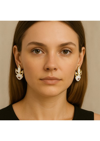 Maskeli Yüz Tasarım Küpe – Sanatsal Detaylı, Gold Renk Özel Model, Şık & Sıradışı Kadın Küpe modelleri